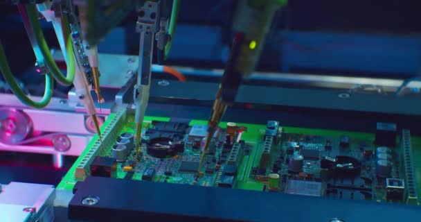 Elektronik üretimi için endüstriyel robot kompleks baskılı devre kartı yapıyor — Stok video