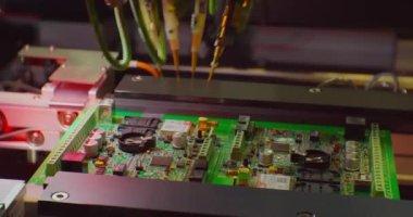 Modern endüstriyel ekipman. Endüstriyel robot elektronik bir levha monte ediyor..