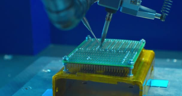 Moderní průmyslový robot pro výrobu elektroniky tvoří komplexní desku tištěných obvodů — Stock video