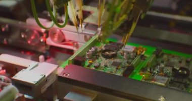 Modern endüstriyel ekipman. Endüstriyel robot elektronik bir levha monte ediyor..