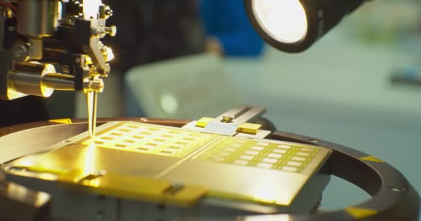 Um robô cnc industrial trabalha com um microchip de placa de computador.Close-up. — Vídeo de Stock