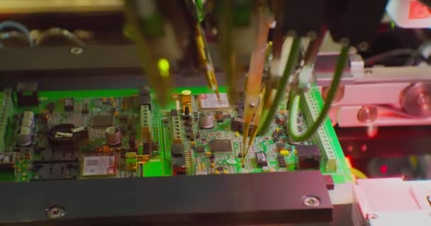 Moderne industriële apparatuur.industriële robot monteert een elektronisch bord. — Stockvideo