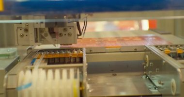 Karmaşık bir teknik ürünü birleştirmek için teknolojik süreç. Yakın plan.