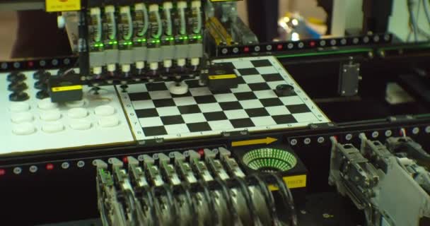 Σύγχρονη επιστήμη και τεχνολογία.ο χειριστής ρομπότ ελέγχεται από τεχνητή νοημοσύνη τακτοποιημένα κινεί τα πούλια στο ταμπλό του παιχνιδιού.close-up — Αρχείο Βίντεο