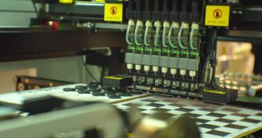 Modern bilim ve teknoloji. Yapay zeka tarafından kontrol edilen robot manipülatörü oyun tahtasındaki dama tahtalarını düzgün bir şekilde hareket ettiriyor. Yakın plan.