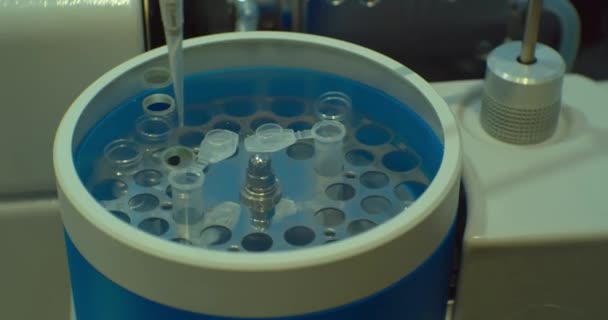 Wetenschap en technologie. laboratoriumapparatuur. demonstratie van het werk van een moderne automatische stofanalysator. Close-up — Stockvideo