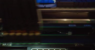 Modern bir endüstriyel robot elektronik mikro devrelerle çalışır. Elektronik için bilgisayar kartı üretimi. Teknolojik süreç.