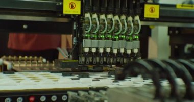 Modern bilim ve teknoloji. Yapay zeka tarafından kontrol edilen robot manipülatörü oyun tahtasındaki dama tahtalarını düzgün bir şekilde hareket ettiriyor. Yakın plan.