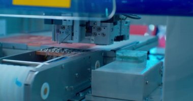 Modern bir endüstriyel robot elektronik mikro devrelerle çalışır. Elektronik için bilgisayar kartı üretimi. Teknolojik süreç.