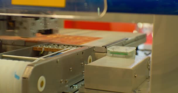 High-tech productie.Een moderne industriële robot voor elektronicaproductie maakt een complexe printplaat. — Stockvideo