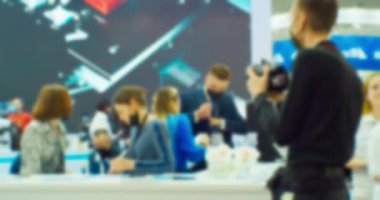 İş toplantısı ya da müzakere yapan tanınmamış insanlar. Bulanık odaklı görüntü. İş teması arkaplanı