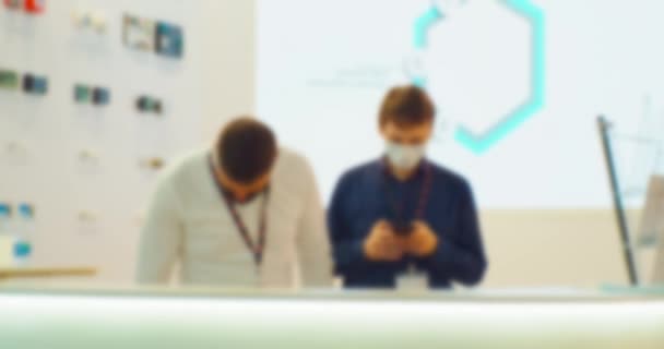 Verschwommene Silhouetten von Geschäftsleuten, die bei einem Geschäftstreffen kommunizieren. Hintergrund zu einem Geschäftsthema — Stockvideo