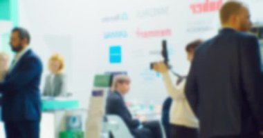 İş teması geçmişi. Büyük ve parlak bir iş merkezinde tanınmayan insanlar. Bulanık odaklı görüntü