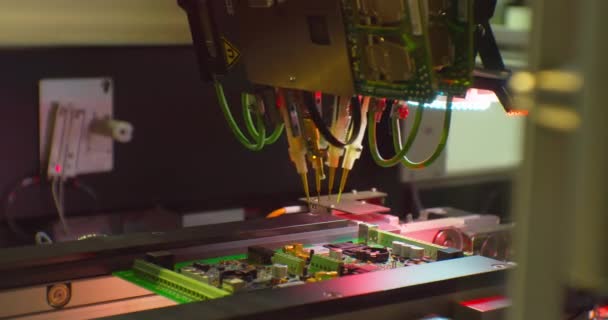 Montagem de uma placa eletrônica complexa por um robô industrial.Cose-up — Vídeo de Stock