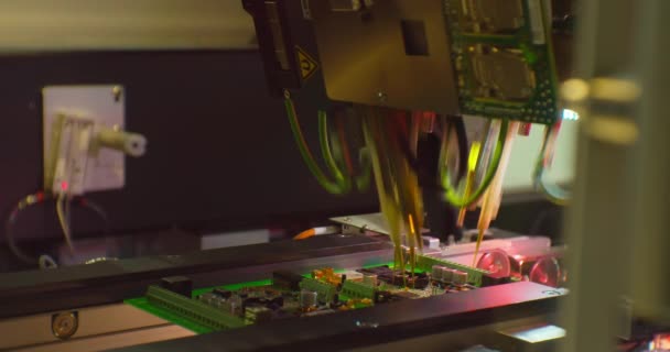 전자 제조를 위한 산업용 로봇으로 복잡 한 인쇄 회로 기판을 만든다 — 비디오