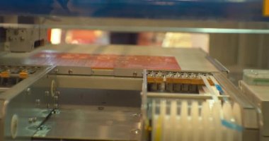 Endüstriyel bir robottan karmaşık bir elektronik panonun montajı. Yakın plan.