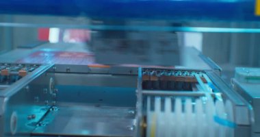 Modern endüstriyel ekipman. Endüstriyel robot elektronik bir levha monte ediyor.