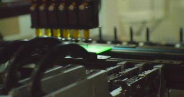 Modern endüstriyel ekipman. Endüstriyel robot elektronik bir levha monte ediyor.