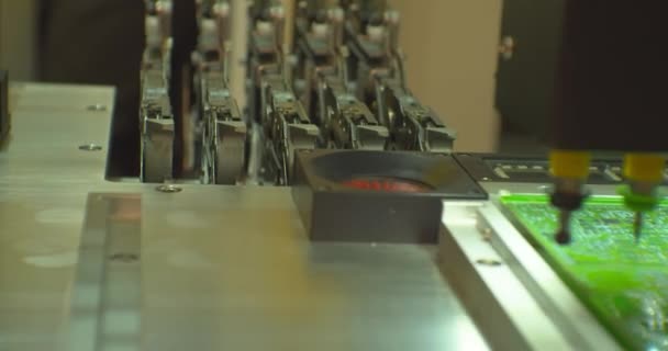 Nowoczesny sprzęt przemysłowy.robot przemysłowy montuje płytę elektroniczną — Wideo stockowe