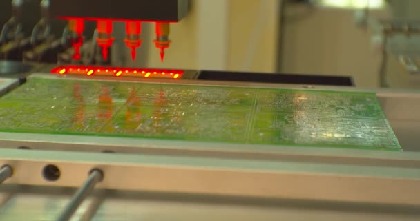 Processo de montagem de uma placa eletrônica com uma máquina cnc robótica especial. — Vídeo de Stock