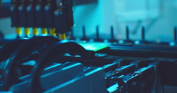 Prozess der Bestückung einer elektronischen Platine mit einer speziellen CNC-Robotermaschine. — Stockvideo