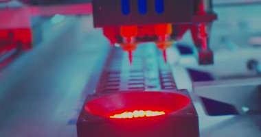 Modern endüstriyel ekipman. Endüstriyel robot elektronik bir levha monte ediyor.