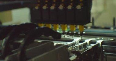 Özel bir robotik cnc makinesiyle elektronik bir pano oluşturma süreci.