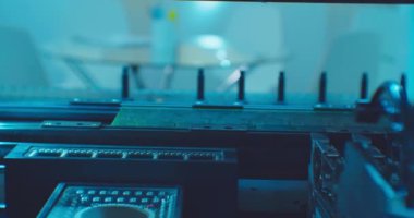 Özel bir robotik cnc makinesiyle elektronik bir pano oluşturma süreci.