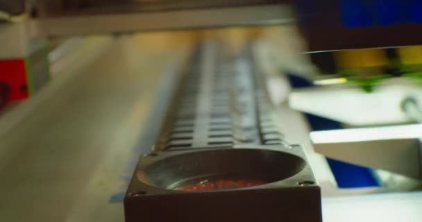 Βιομηχανικό ρομπότ για την κατασκευή ηλεκτρονικών κάνει μια σύνθετη πλακέτα τυπωμένου κυκλώματος — Αρχείο Βίντεο