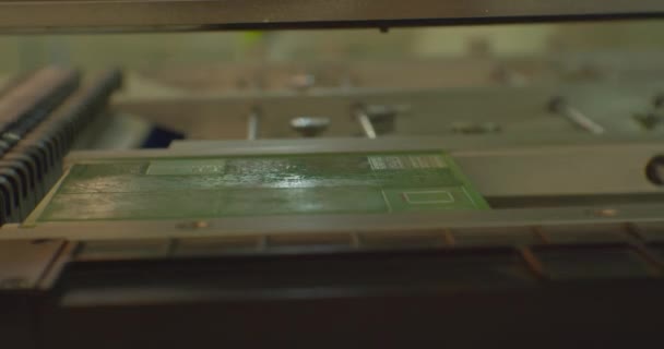 Özel bir robotik cnc makinesiyle elektronik bir pano oluşturma süreci. — Stok video