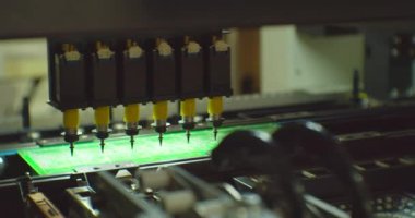 Modern elektronik imalat ekipmanları kompleks baskılı devre kartı yapıyor