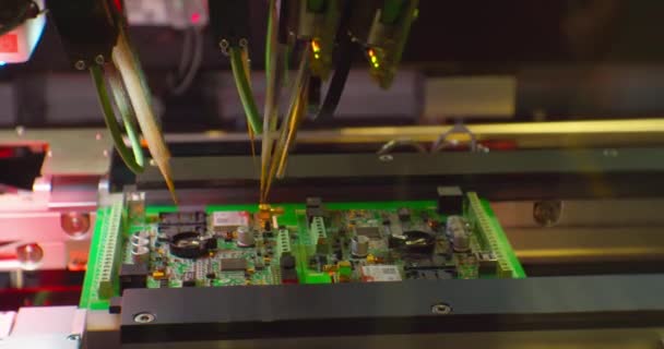 Σύγχρονο βιομηχανικό εξοπλισμό.βιομηχανικό ρομπότ συναρμολογεί μια ηλεκτρονική πλακέτα — Αρχείο Βίντεο