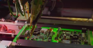 Elektronik üretimi için endüstriyel robot kompleks baskılı devre kartı yapıyor