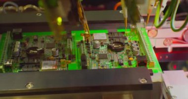 Endüstriyel robot elektronik bir yönetim kurulu kuruyor. Karmaşık bir teknik ürünü birleştirmek için teknolojik bir süreç.