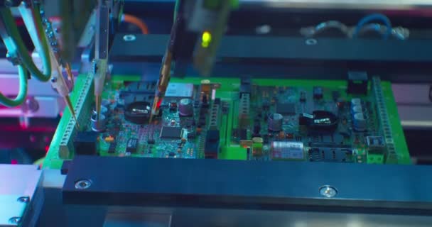 Modern peralatan industri robot merakit sebuah papan elektronik. — Stok Video