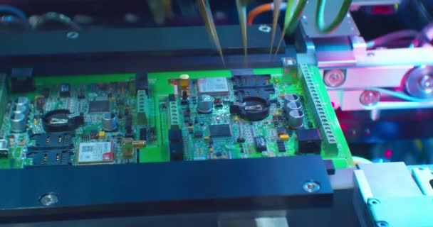 Robot industriel pour la fabrication électronique fait une carte de circuit imprimé complexe. — Video