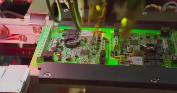 Industrial robot assembles an electronic board.Technological process of assembling a complex technical product — Stock Video