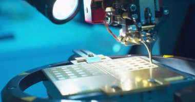 Endüstriyel cnc robotu bilgisayar kartı mikroçipiyle çalışır. Yakın plan..