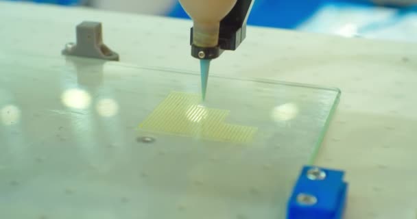 Nowoczesny sprzęt przemysłowy high-tech. Robot dozownika pracuje z małą płytką mikroobwodu. — Wideo stockowe