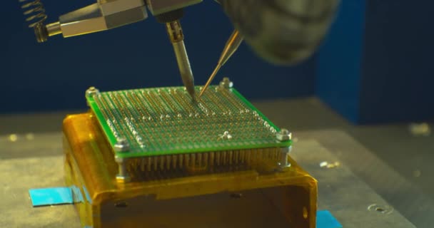 Σύγχρονο βιομηχανικό εξοπλισμό.βιομηχανικό ρομπότ συναρμολογεί μια ηλεκτρονική πλακέτα. — Αρχείο Βίντεο
