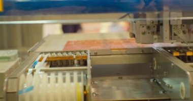 Karmaşık bir teknik ürünü birleştirmek için teknolojik süreç. Yakın plan.