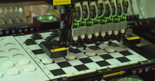 Ciencia moderna y technology.the manipulador robot controlado por la inteligencia artificial mueve cuidadosamente las fichas en el tablero de juego.close-up — Vídeos de Stock