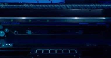 Modern yüksek teknoloji endüstriyel donanım. Endüstriyel bir CNC robotu bir bilgisayar kartı mikroçipiyle çalışıyor. Yakın plan.