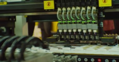 Modern bilim ve teknoloji. Yapay zeka tarafından kontrol edilen robot manipülatörü oyun tahtasındaki dama tahtalarını düzgün bir şekilde hareket ettiriyor. Yakın plan.