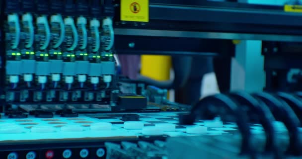 Ciência moderna e technology.the manipulador robô controlado por inteligência artificial move ordenadamente as damas no tabuleiro do jogo.close-up — Vídeo de Stock