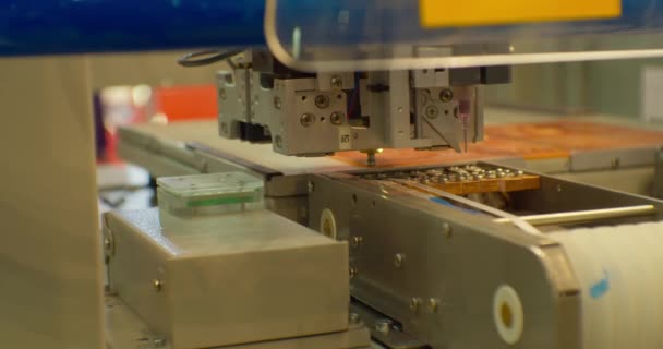 Moderne high-tech industriële apparatuur. Een industriële robot verwerkt een elektronisch microcircuit. Close-up van het technologische proces — Stockvideo