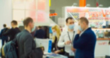 İş toplantısı ya da müzakere yapan tanınmamış insanlar. Bulanık odaklı görüntü. İş teması arkaplanı