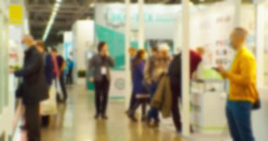 İş ve finans. Geçmişi. Modern iş merkezinin lobisinde tanınmayan insanlar. bulanık odaklı görüntü