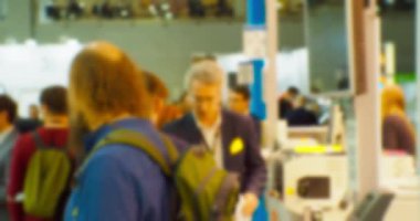 İş teması geçmişi. Büyük ve parlak bir iş merkezinde tanınmayan insanlar. Bulanık odaklı görüntü