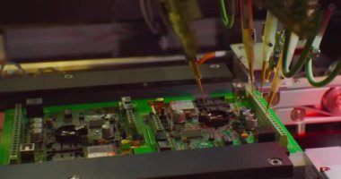 Elektronik üretimi için endüstriyel robot kompleks baskılı devre kartı yapıyor.